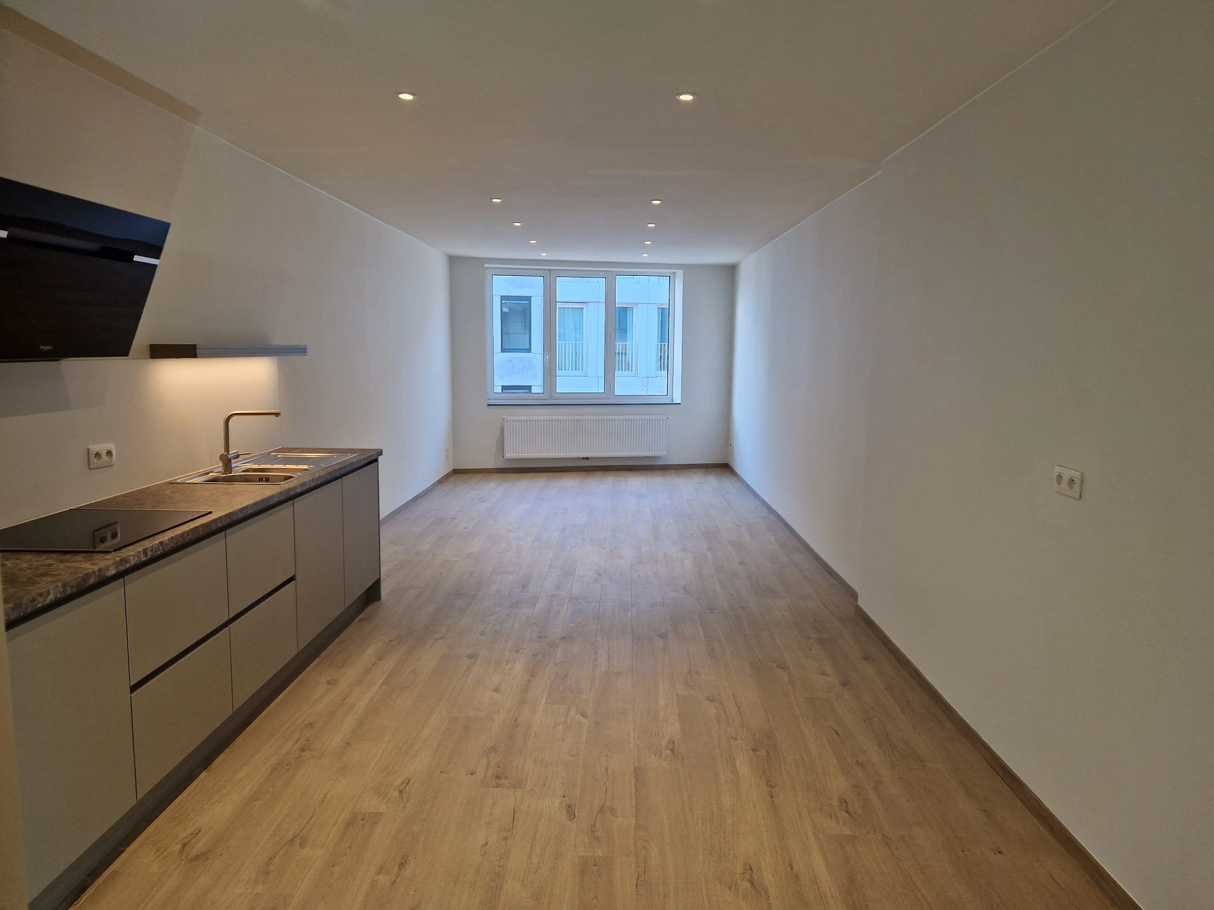 Sfeervolle woonkamer met zicht naar raam appartement Antwerpen Zuid