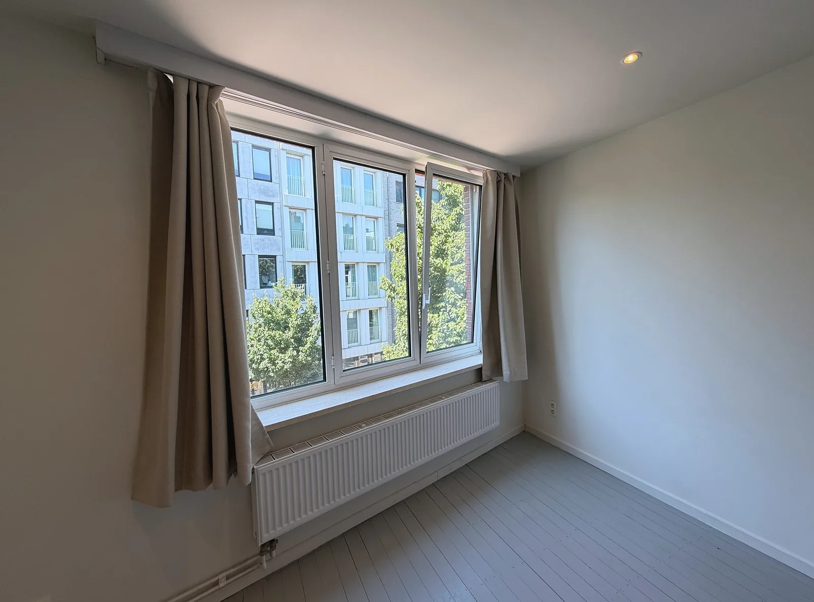 Brede raampartij met daglicht in studio te huur Kloosterstraat