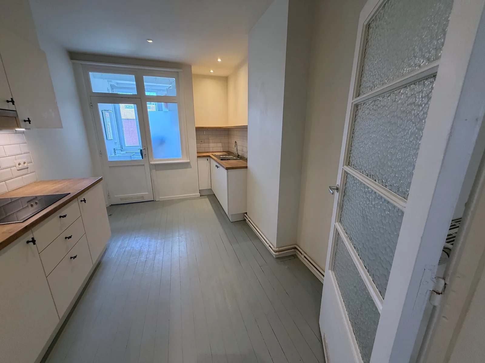 Aparte keuken met eigen raam in huurstudio Antwerpen Zuid