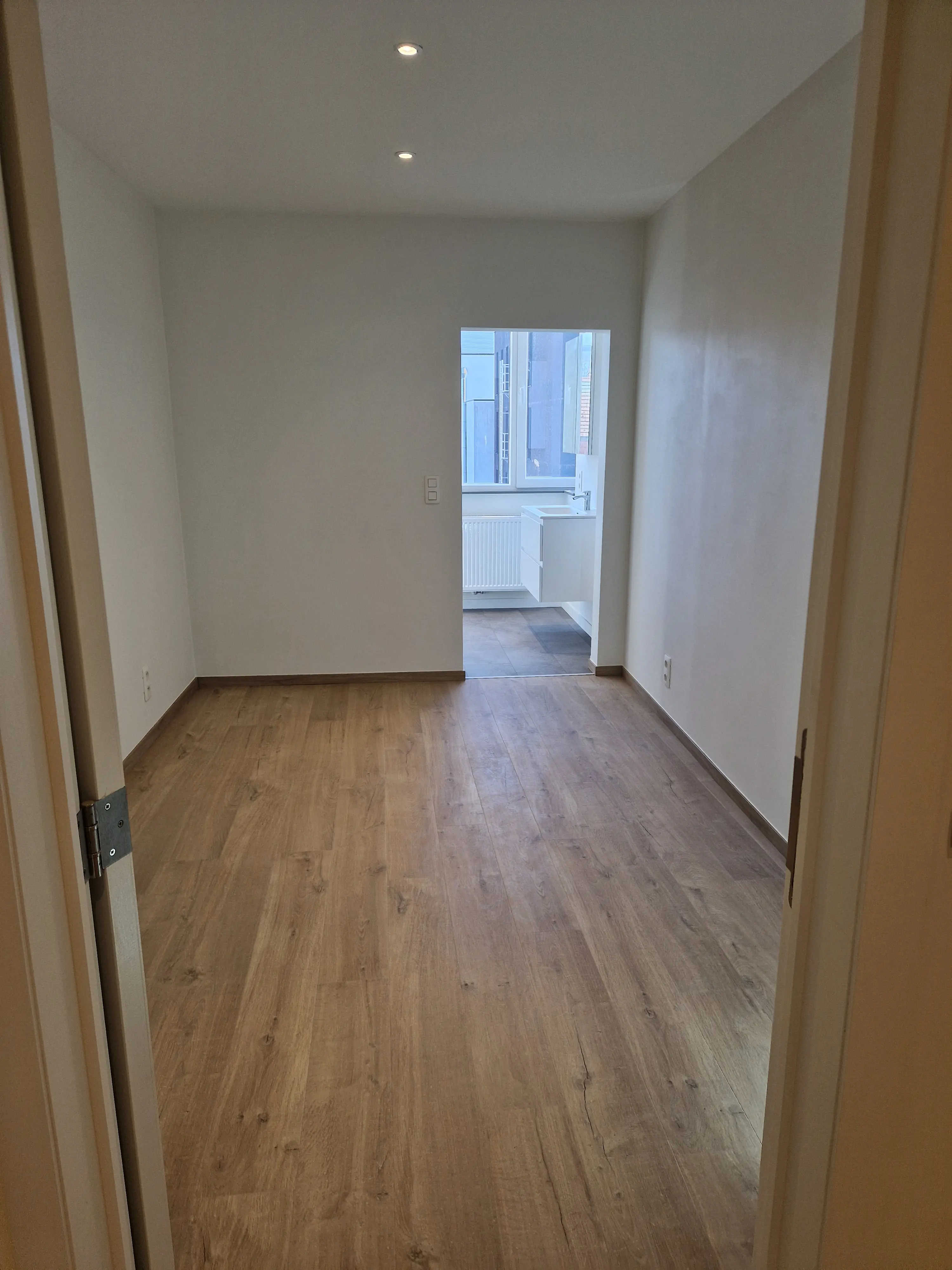 Slaapkamer zicht vanaf deur in gerenoveerd appartement