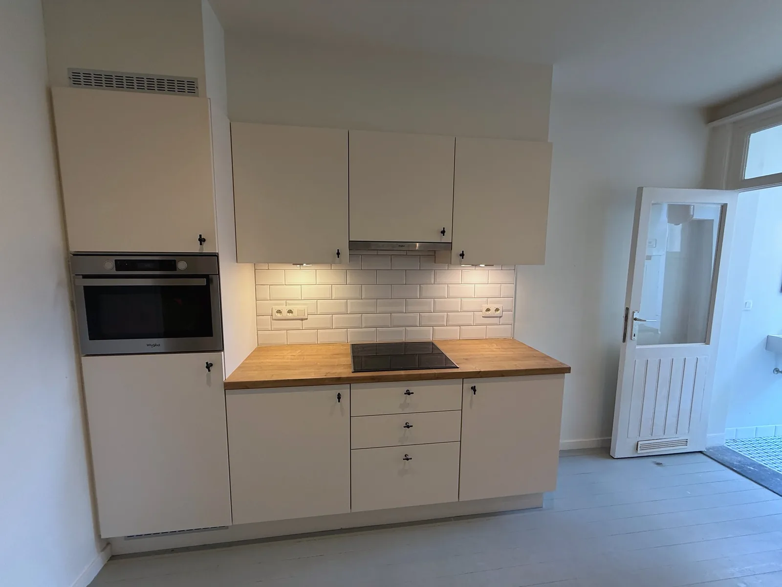 Keuken met inductiekookplaat combi-oven en dampkap Kloosterstraat 183