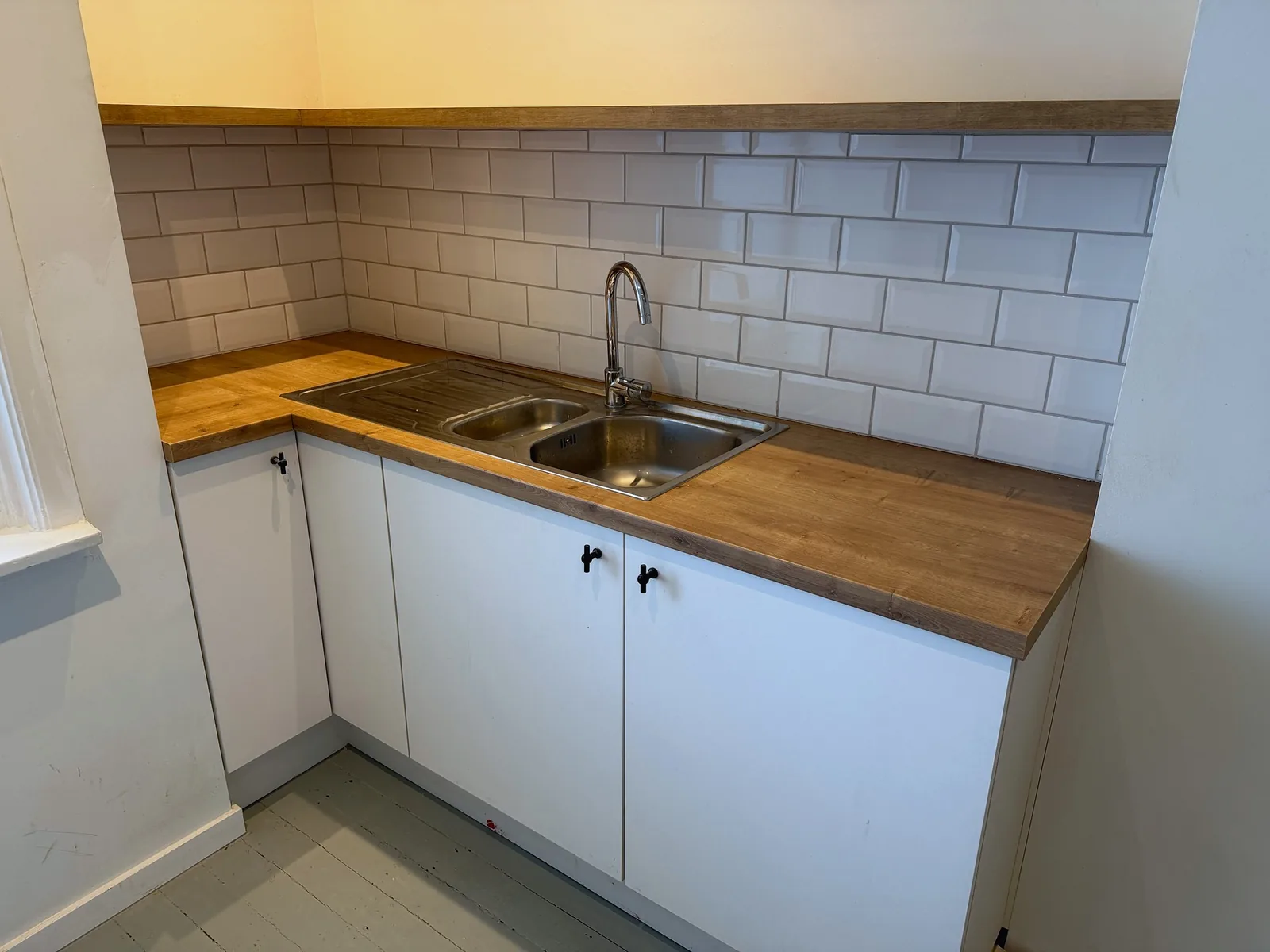 Dubbele spoelbak met houten werkblad in keuken studio te huur