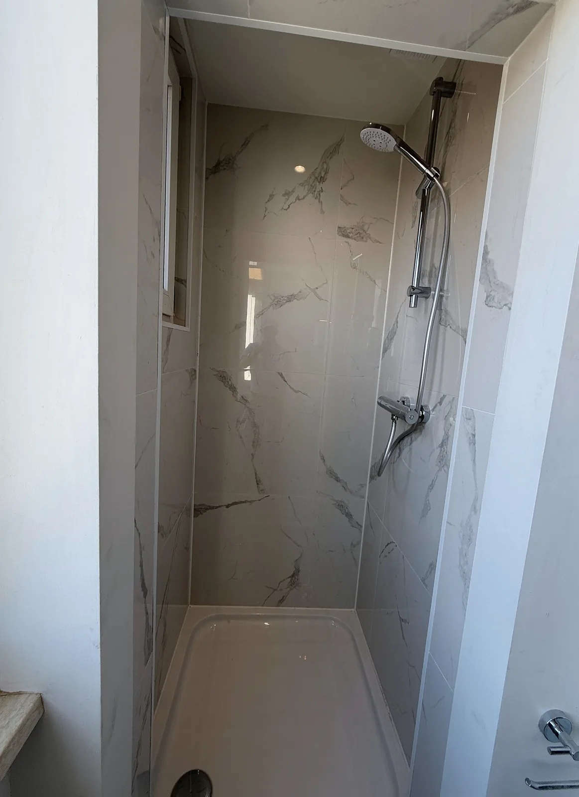Ingebouwde douche met thermostatische kraan huurstudio Kloosterstraat