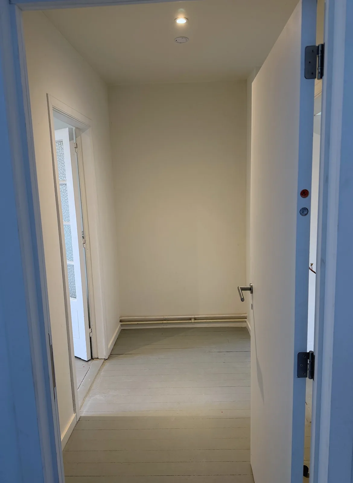 Eigen inkomhal van de studio te huur Kloosterstraat 183 Antwerpen