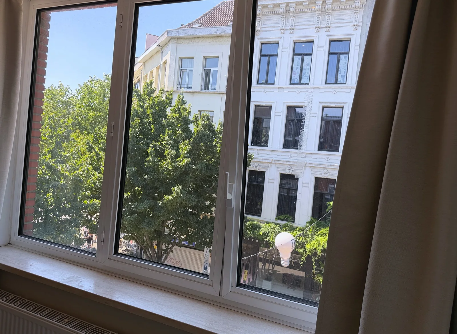 Uitzicht vanuit de studio op de Kloosterstraat in Antwerpen